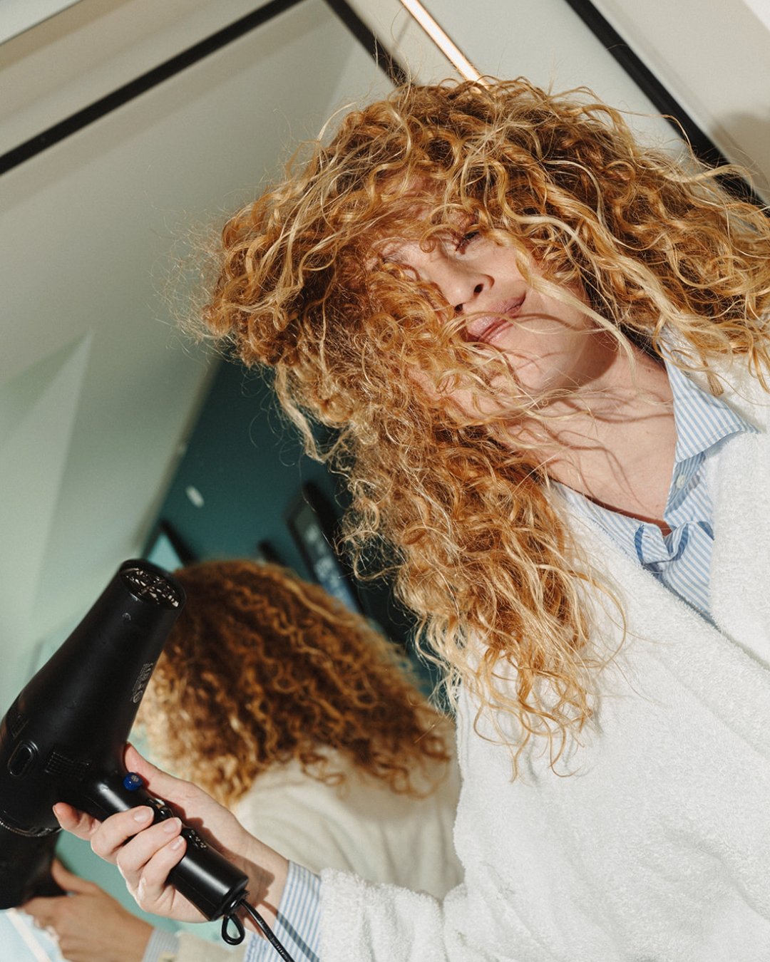 Een gast föhnt haar haar in een studio