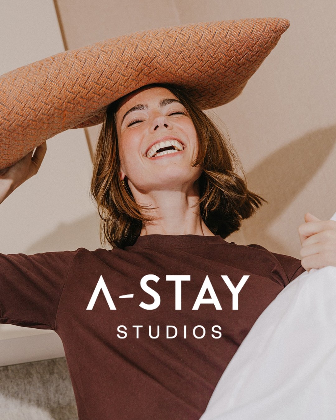 Een lachende gast in een A-STAY Studios-T-shirt