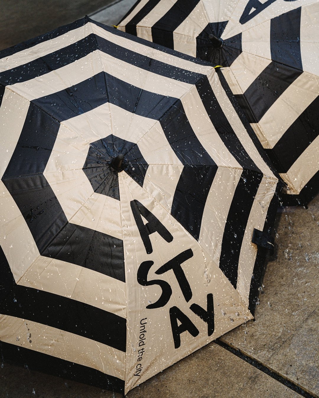 Parasols met het A-STAY-logo